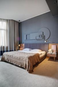 Postel nebo postele na pokoji v ubytování Poet Art Hotel