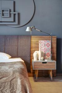 Postel nebo postele na pokoji v ubytování Poet Art Hotel