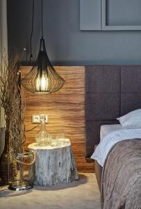 Postel nebo postele na pokoji v ubytování Poet Art Hotel