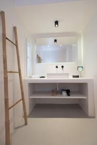 Koupelna v ubytování Bellou Suites + 37 fotografií