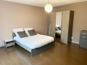 Cama ou camas em um quarto em « Le bergson » appart spacieux