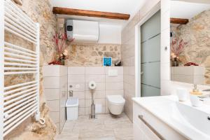 プナトにあるApartment VOLTEのトイレと洗面台付きのバスルーム +31枚の写真