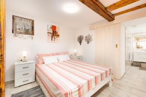 プナトにあるApartment VOLTEの白いベッドルーム(ベッド1台、バスルーム付)