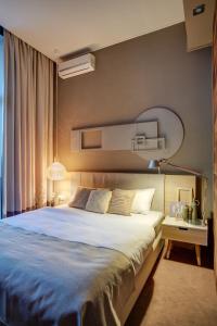 Postel nebo postele na pokoji v ubytování Poet Art Hotel