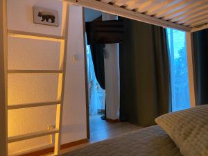 1 dormitorio con 1 cama y vestidor junto a una ventana en Mélèze B *** plein Sud, en Chamrousse