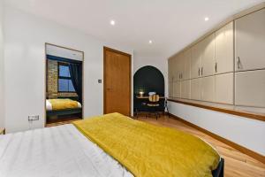 Tempat tidur dalam kamar di Spacious 2 Bed Urban Jungle Flat, Central London