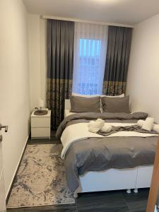 ノヴィ・パザルにあるElif Apartmanのベッドルーム(大型ベッド1台、窓付)