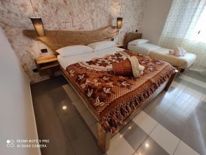 ein Schlafzimmer mit einem großen Bett und einem Sofa in der Unterkunft Villa Sofia in Pettorano sul Gizio