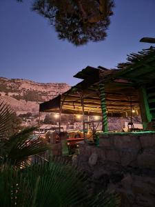فندق دانا تاوور في دانا: مطعم مطل على الصحراء ليلا