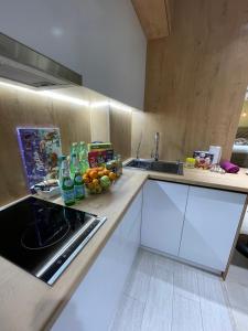 een keuken met een aanrecht met een fruitschaal bij Isy-Baizakova 133 Str by StayInn in Pavlodar