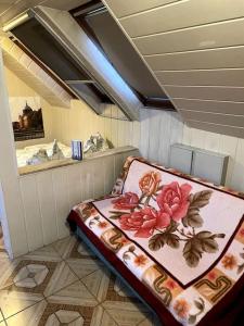 ein Bett in einem Zimmer mit einer Decke darauf in der Unterkunft Cozy Ferienapartment in Golßen nahe Tropical Island in Golßen