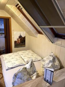 Un pat sau paturi într-o cameră la Cozy Ferienapartment in Golßen nahe Tropical Island