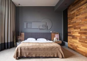 Postel nebo postele na pokoji v ubytování Poet Art Hotel