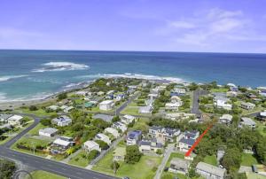 een luchtzicht op een buitenwijk met de oceaan bij Marengo Holiday House in Marengo