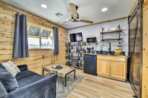 ein Wohnzimmer mit einem blauen Sofa und einer Küche in der Unterkunft Quaint Mesa Studio Near Cubs Spring Training! in Mesa