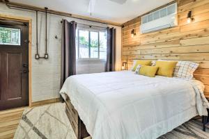 ein Schlafzimmer mit einem Bett und einer Holzwand in der Unterkunft Quaint Mesa Studio Near Cubs Spring Training! in Mesa