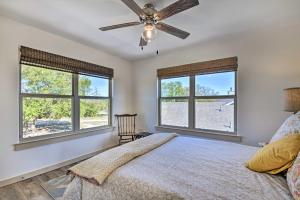 1 dormitorio con 1 cama y 2 ventanas en Dog-Friendly Apartment about 32 Mi to Fort Worth!, en Godley