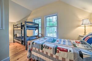 ein Schlafzimmer mit einem Bett und einem Etagenbett in der Unterkunft Waterfront Cheboygan Home with Fire Pit in Cheboygan