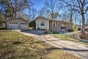 uma casa com uma entrada em frente em Gainesville Home with Fire Pit Near Lake Lanier em Murrayville