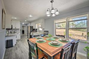 uma sala de jantar e cozinha com mesa e cadeiras em Gainesville Home with Fire Pit Near Lake Lanier em Murrayville