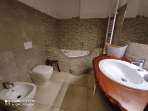 a bathroom with a sink and a toilet and a tub at Villa Sofia in Pettorano sul Gizio