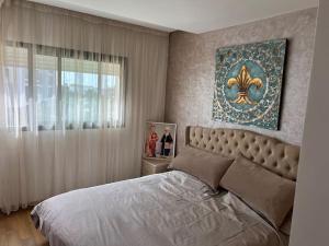 um quarto com uma cama grande e uma janela em Superbe appartement avec piscine em Rabat