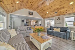Χώρος καθιστικού στο Charming Modern Cottage on Houghton Lake!