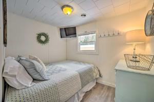 Ένα ή περισσότερα κρεβάτια σε δωμάτιο στο Charming Modern Cottage on Houghton Lake!