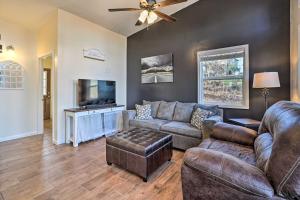 sala de estar con sofá y TV de pantalla plana en Gray Home with View of Boone Lake and Fire Pit!, 