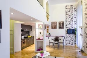 cocina y comedor con mesa y sillas en The Fashion Street Apartment, en Budapest