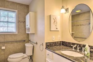 Vannituba majutusasutuses Pet-Friendly Georgetown Home Less Than 1 Mi to Dtwn!