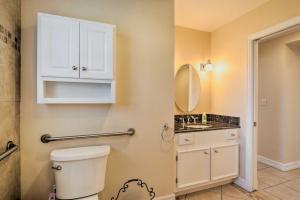 Vannituba majutusasutuses Pet-Friendly Georgetown Home Less Than 1 Mi to Dtwn! +19 fotot