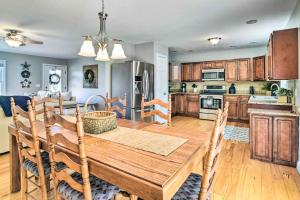 Η κουζίνα ή μικρή κουζίνα στο Secluded Retreat on 2 Acres Near Dale Hollow Lake!