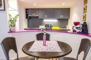 A kitchen or kitchenette at The Fashion Street Apartment