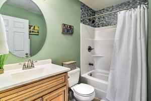Ένα μπάνιο στο Secluded Retreat on 2 Acres Near Dale Hollow Lake! +19 φωτογραφίες
