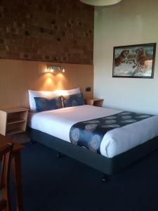 a bedroom with a large bed in a room at Werribee Park Motor Inn in Werribee
