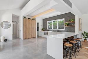 Η κουζίνα ή μικρή κουζίνα στο Luxurious Portsea Lakehouse