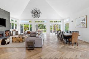 Χώρος καθιστικού στο Luxurious Portsea Lakehouse