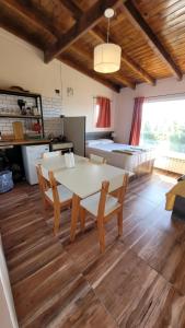 uma sala de jantar com uma mesa e cadeiras num quarto em Astrolabio Hostel em San Carlos de Bariloche