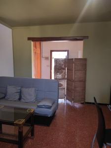 salon z niebieską kanapą i stołem w obiekcie Apartamentos Can bruguera 2 w mieście Mataró
