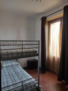 sypialnia z 2 łóżkami piętrowymi i oknem w obiekcie Apartamentos Can bruguera 2 w mieście Mataró