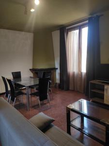 un soggiorno con tavolo e pianoforte di Apartamentos Can bruguera 2 a Mataró