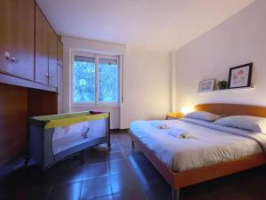 een slaapkamer met 2 bedden en een raam bij DUOMO-LINATE, Casa con Parcheggi Gratis e Tram a 100m in Milaan
