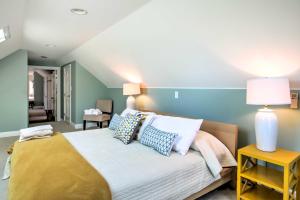 um quarto com uma cama grande com almofadas em Superb 3-Story Kennebunk Home - half Mi to Beach! em Kennebunk