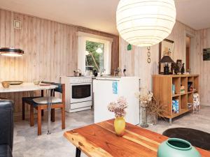 Kuchyň nebo kuchyňský kout v ubytování 4 person holiday home in Erslev