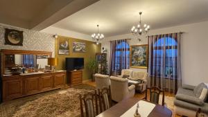 salon ze stołem, krzesłami i telewizorem w obiekcie HOTEL - Pałac Słonowice w mieście Brzeżno