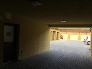 pusty garaż z zaparkowanym samochodem w obiekcie Balance Apartman w Egerze