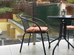 krzesło i stół na patio w obiekcie Balance Apartman w Egerze