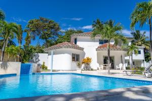 basen przed domem z palmami w obiekcie Casa Blanca - White House w mieście Cabarete