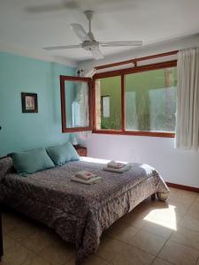 1 dormitorio con 1 cama con 2 toallas en Cabañas Hurra Pampa en Mar de las Pampas